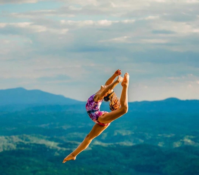 Gia đình cũng cho Lyza mở một tài khoản mạng xã hội và kiểm soát những gì bé chia sẻ. Hiện trang cá nhân của tài năng nhí có hơn 49.000 người theo dõi, con số này không ngừng tăng lên. 10X thường xuyên chia sẻ những bức hình trong các động tác thể dục ấn tượng.