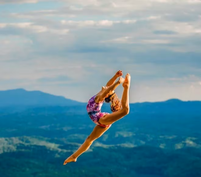 Gia đình cũng cho Lyza mở một tài khoản mạng xã hội và kiểm soát những gì bé chia sẻ. Hiện trang cá nhân của tài năng nhí có hơn 49.000 người theo dõi, con số này không ngừng tăng lên. 10X thường xuyên chia sẻ những bức hình trong các động tác thể dục ấn tượng.