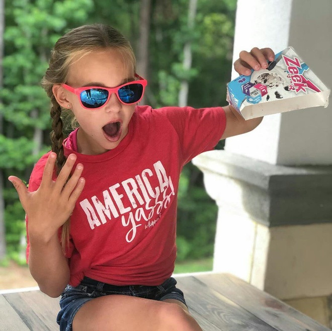 Không chỉ được ngưỡng mộ bởi thân hình rắn chắc, ý chí mạnh mẽ, Lyza còn nhận nhiều sự yêu mến nhờ gương mặt xinh xắn, rạng rỡ. Đã có một số thương hiệu thời trang trẻ em tìm tới cô bé để hợp tác. Tuy nhiên, việc bé xuất hiện với các nhãn hàng cùng gương mặt trang điểm kỹ lưỡng cũng gặp không ít bình luận trái chiều.