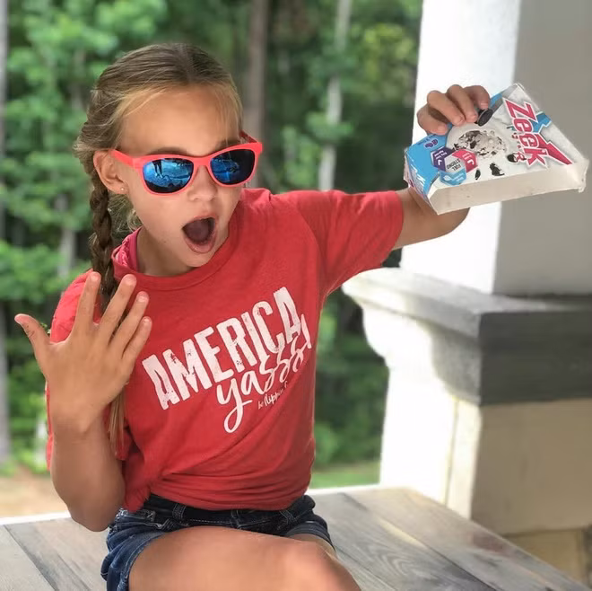 Không chỉ được ngưỡng mộ bởi thân hình rắn chắc, ý chí mạnh mẽ, Lyza còn nhận nhiều sự yêu mến nhờ gương mặt xinh xắn, rạng rỡ. Đã có một số thương hiệu thời trang trẻ em tìm tới cô bé để hợp tác. Tuy nhiên, việc bé xuất hiện với các nhãn hàng cùng gương mặt trang điểm kỹ lưỡng cũng gặp không ít bình luận trái chiều.