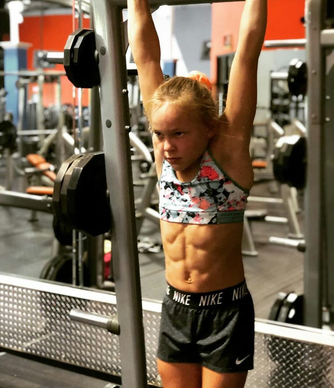 Theo mẹ Lyza, cô bé luôn thức dậy vào lúc 5h30 và bắt đầu các bài tập. Tuy nhiên, bên cạnh sự khích lệ, một số người cảm thấy cường độ tập luyện như vậy là quá sức, không phù hợp với một đứa trẻ mới lên 10. Không ít ý kiến còn cho rằng phát triển cơ bắp quá sớm sẽ ảnh hưởng tới cơ thể, nội tiết của bé sau này. Song mẹ Lyza cho hay không ai có thể ngăn cản con gái mình khi bé đã quyết định.
