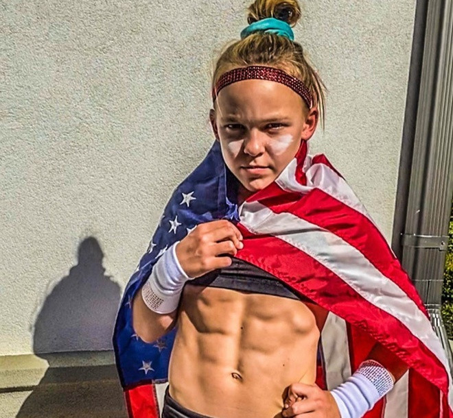  Lyza Brooks Mosier (sinh năm 2010, Georgia, Mỹ) sở hữu cơ bụng 6 múi, cơ bắp rắn chắc như những vận động viên thể hình chuyên nghiệp. Cô bé mới bắt đầu tìm thấy niềm yêu thích với bộ môn thể dục dụng cụ từ mùa hè năm trước. Từ thời điểm đó, Lyza đã lên kế hoạch tập luyện chăm chỉ và duy trì 30 giờ tập mỗi tuần ngay cả khi phải cách ly toàn xã hội vì dịch Covid-19.