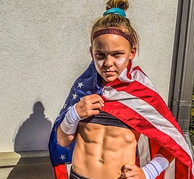  Lyza Brooks Mosier (sinh năm 2010, Georgia, Mỹ) sở hữu cơ bụng 6 múi, cơ bắp rắn chắc như những vận động viên thể hình chuyên nghiệp. Cô bé mới bắt đầu tìm thấy niềm yêu thích với bộ môn thể dục dụng cụ từ mùa hè năm trước. Từ thời điểm đó, Lyza đã lên kế hoạch tập luyện chăm chỉ và duy trì 30 giờ tập mỗi tuần ngay cả khi phải cách ly toàn xã hội vì dịch Covid-19.