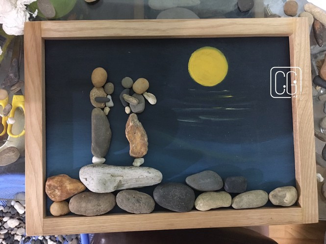 Co gai tre 'thoi hon' vao nhung vien da thanh tac pham nghe thuat