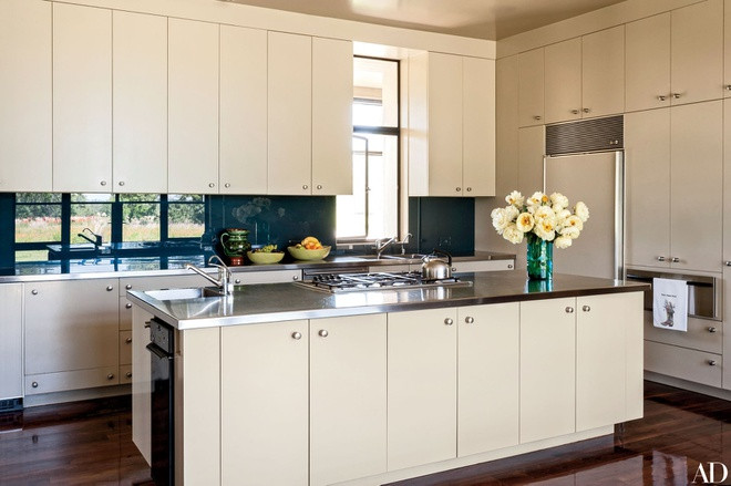 Nhà bếp rộng rãi, hiện đại, mang tông màu be thanh lịch, được trang bị đầy đủ công cụ nấu nướng cao cấp.