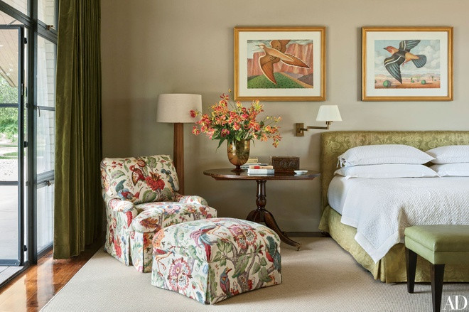 Phòng ngủ chính thanh lịch, rộng rãi, mang những gam màu nhẹ nhàng để đem lại cảm giác thư thái. Điểm nhấn của căn phòng là chiếc ghế bành có họa tiết tinh xảo.