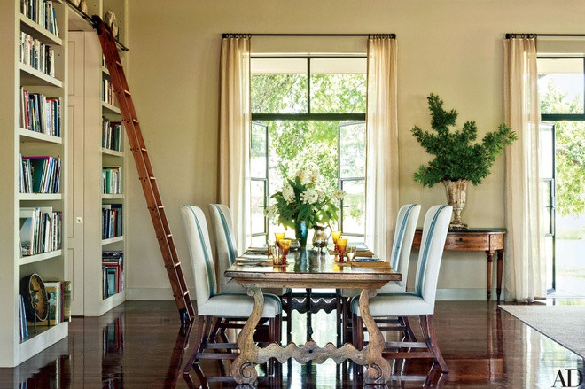 Phòng ăn chính trang nhã, được trang hoàng bởi nhiều nội thất cầu kỳ cùng chiếc kệ sách độc đáo.