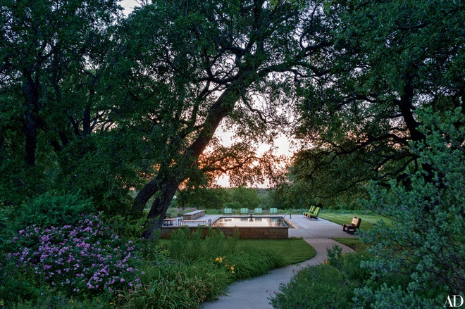 Hồ bơi ngoài trời được bao quanh bởi thảm cỏ cùng hàng cây cao lớn, đem đến cảm giác gần gũi với thiên nhiên.