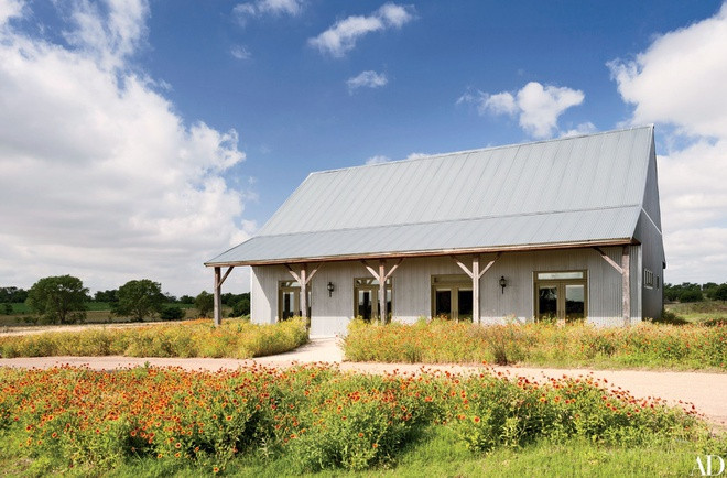 Cách không xa nhà chính là một căn nhà dùng để tiếp đón khách khứa đến ở lại, mang phong cách kiến trúc Anh quốc thế kỷ 18.