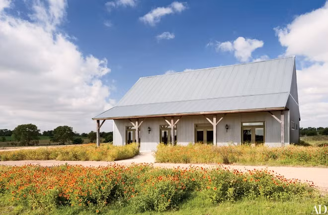 Cách không xa nhà chính là một căn nhà dùng để tiếp đón khách khứa đến ở lại, mang phong cách kiến trúc Anh quốc thế kỷ 18.