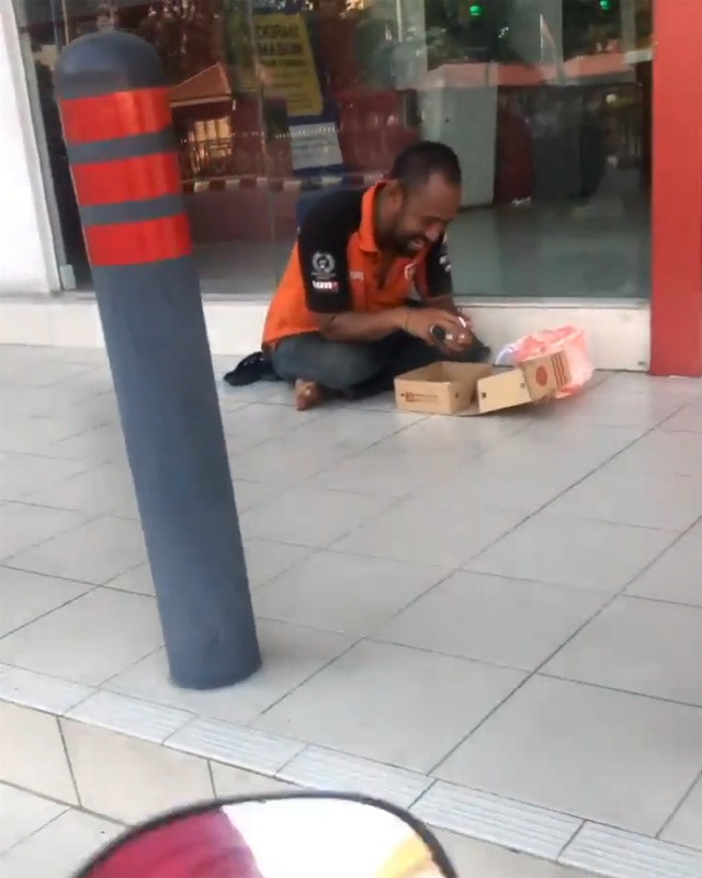 Hanh dong cua shipper khi bi khach bung tien trieu-Hinh-2