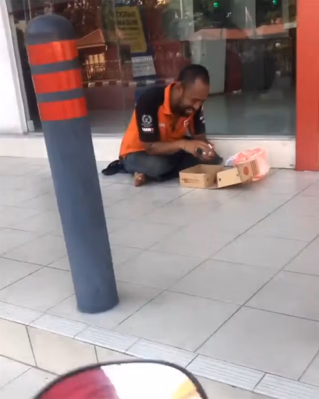 Hanh dong cua shipper khi bi khach bung tien trieu-Hinh-2