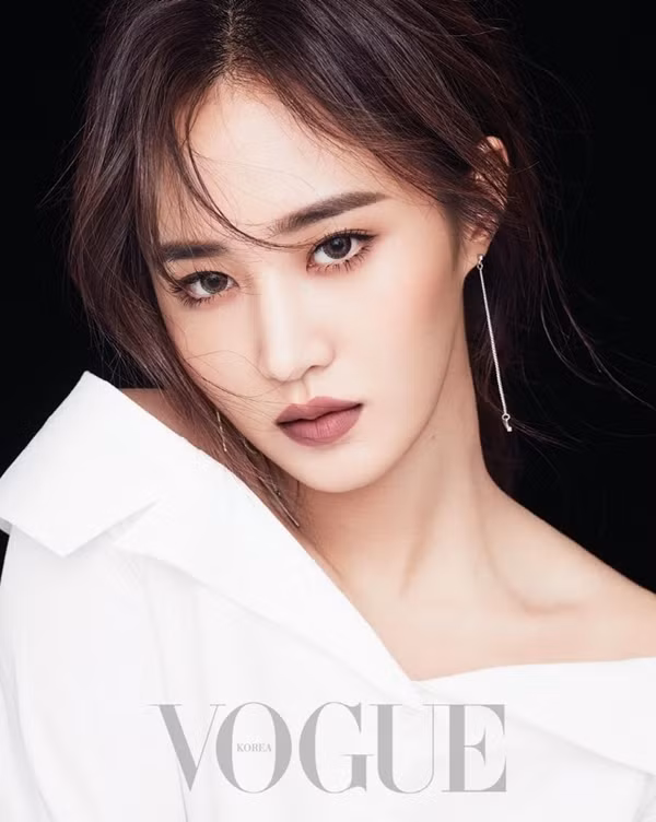 YoonA không phải trùm bất động sản duy nhất trong nhóm nhạc SNSD. Tháng 10 vừa qua, Yuri khiến người hâm mộ bất ngờ khi chi 12,8 tỷ won (hơn 262 tỷ đồng) để mua tòa nhà tọa lạc tại Nonhyeondong, Gangnam. Nữ thần tượng nhận nhiều lời khen từ các chuyên gia bất động sản khi lựa chọn đầu tư tại vị trí lý tưởng, khả năng tiếp cận tốt, tầm nhìn tuyệt vời.