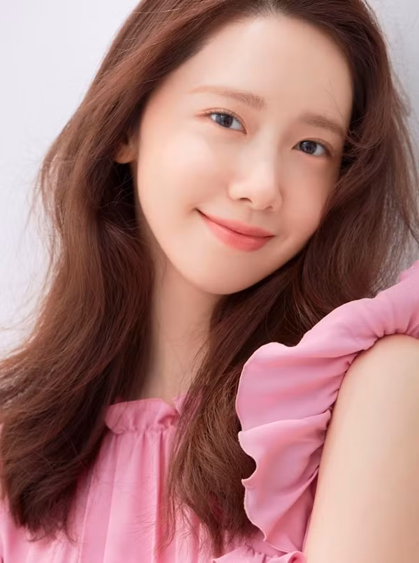 Thành viên YoonA của nhóm nhạc nổi tiếng SNSD là một trong những ngôi sao giàu có bậc nhất giới thần tượng. Tháng 10/2018, mỹ nhân xinh đẹp mua tòa nhà hiện đại trị giá 10 tỷ won (hơn 204 tỷ đồng). Tòa nhà cao 6 tầng, gồm 4 tầng trên, 2 tầng ngầm, có diện tích 1462 m2, tọa lạc tại khu vực đắt giá Cheongdamdong, mang về nguồn lợi khổng lồ cho YoonA.