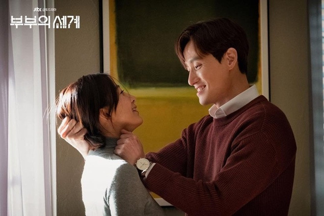 Tuy có màn thể hiện tròn trịa trên màn nhỏ, Park Hae Joon lại khá khớp khi đối mặt cùng đàn chị Hee Ae. Trong phim, cảnh gã chồng ngoại tình nắm đầu, bóp cổ bác sĩ Sun Woo khiến khán giả phẫn nộ. Ở hậu trường, hình ảnh cả hai tập luyện vui vẻ trái ngược hoàn toàn.