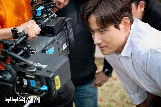 Chia sẻ với Soompi, Park Hae Joon nói khá áp lực khi đóng cùng diễn viên đàn chị. Anh luôn lo lắng không thể hiện trọn vẹn cảm xúc nhân vật. Tài tử 43 tuổi cũng không dám đọc bình luận vì bị mắng chửi quá nhiều. Tuy nhiên, ngoài đời, nhân viên làm phim nói anh thân thiện, hòa đồng và "không có vẻ gì của gã chồng ngoại tình, ích kỷ".