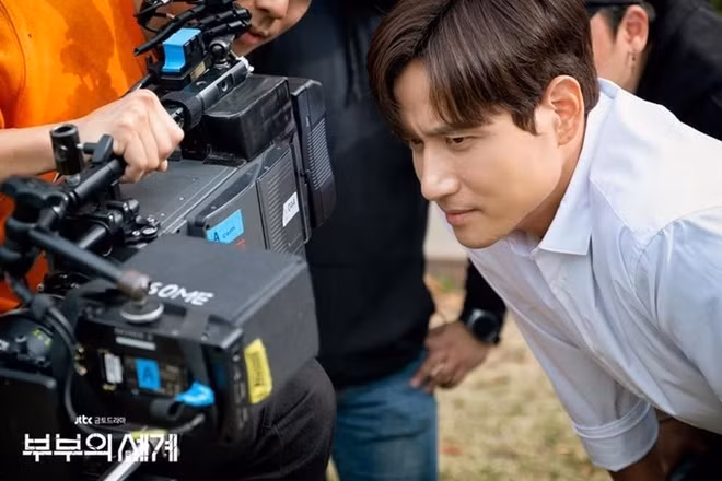 Chia sẻ với Soompi, Park Hae Joon nói khá áp lực khi đóng cùng diễn viên đàn chị. Anh luôn lo lắng không thể hiện trọn vẹn cảm xúc nhân vật. Tài tử 43 tuổi cũng không dám đọc bình luận vì bị mắng chửi quá nhiều. Tuy nhiên, ngoài đời, nhân viên làm phim nói anh thân thiện, hòa đồng và "không có vẻ gì của gã chồng ngoại tình, ích kỷ".