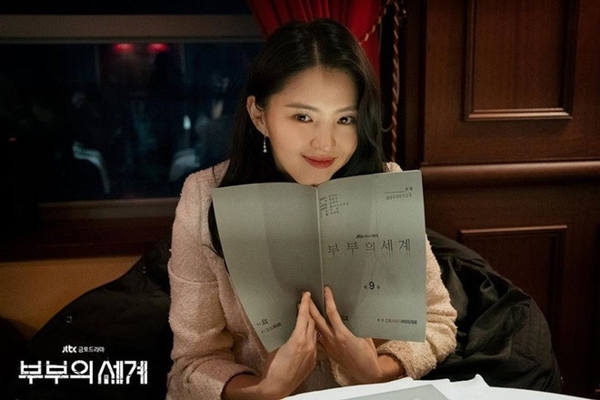 Trong phim, Han So Hee bị ghét cay ghét đắng vì giật chồng người khác. Tuy nhiên, trong loạt ảnh hậu trường được chia sẻ, "tiểu Song Hye Kyo" được khen lễ phép, hòa đồng. "Trong phim, các nhân vật có mối quan hệ phức tạp, độc hại và đầy mưu tính. Nhưng ngoài đời, dàn diễn viên thân thiết, sẵn sàng trao đổi mỗi khi gặp khó khăn", Soompi viết.