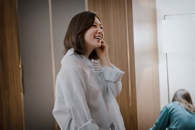 Khác với hình ảnh người phụ nữ liên tục chịu khổ, sống trong bi kịch, ảnh hậu trường vui vẻ của Kim Hee Ae được chú ý. Soompi khen ngợi nữ diễn viên diễn xuất đạt, khó nhận ra bác sĩ đau khổ bị cắm sừng với Hee Ae ngoài đời là cùng một người.