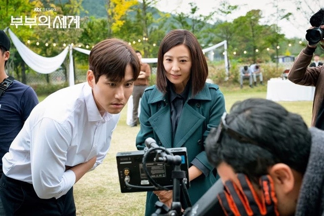 Chia sẻ với JTBC, Park Hae Joon cho hay anh rất quý và trân trọng cơ hội hợp tác cùng "nữ hoàng dòng phim ngoại tình". Cả Kim Hee Ae và bạn diễn luôn chăm chút trong từng cảnh quay. Mỗi khi xong shoot, họ thường xem lại, cùng nhau rút kinh nghiệm.