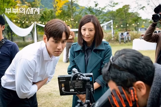 Chia sẻ với JTBC, Park Hae Joon cho hay anh rất quý và trân trọng cơ hội hợp tác cùng "nữ hoàng dòng phim ngoại tình". Cả Kim Hee Ae và bạn diễn luôn chăm chút trong từng cảnh quay. Mỗi khi xong shoot, họ thường xem lại, cùng nhau rút kinh nghiệm.