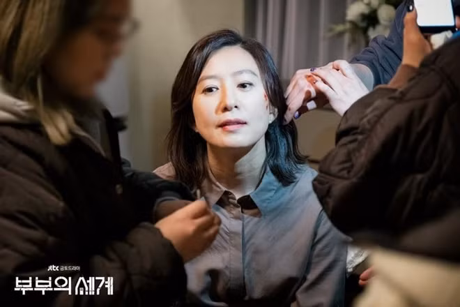 Để hóa thân vào những cảnh đau khổ vì tình, "chị cả" Kim Hee Ae được tổ hóa trang chăm sóc kỹ lưỡng. Với loạt ảnh hậu trường gần đây, khán giả thấy thích thú với hình ảnh vui vẻ với đoàn phim. Không còn những cảnh u ám, đau khổ, cả ê-kíp luôn tạo không khí vui vẻ khi làm việc.