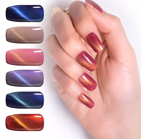 Cái tên nói đặc điểm của mẫu nail này, sơn mắt mèo là những hiệu ứng vệt sáng ánh lên từ nền đá ánh nhũ lấp lánh, làm người ta liên tưởng đến màu móng mắt của con mèo. Với hiệu ứng này, vẻ quyến rũ, sự huyền bí của người phụ nữ càng tăng thêm trong mắt bất cứ ai. Chính bởi nguyên do này mà kiểu nail mắt mèo nghiễm nhiên trở thành một item không thể thiếu làm nên vẻ đẹp của phái nữ. Tổng hợp những mẫu nail mắt mèo được ưa chuộng nhất hiện nay Thông thường, mèo có đôi mắt màu xanh lá cây bí ẩn, màu vàng quyến rũ và màu nâu cuốn hút. Do vậy những sắc thái này là phổ biến nhất khi thực hiện làm nail mắt mèo. Mẫu nail mắt mèo màu xanh Mẫu nail mắt mèo xanh đậm có vệt sáng ánh xanh lá mạ trên nền móng dáng vuông dài làm đôi bàn tay trông thêm phần thanh thoát và quyến rũ. Hơn nữa, sắc xanh rất phù hợp cho những nàng sở hữu làn da trắng sáng, làm tôn lên ngón tay dài thon gọn. Đừng quên sơn một lớp sơn lót bảo vệ móng trước khi bạn chọn màu sơn móng mắt mèo, và hút những hạt kim loại có trong sơn từ bút nam châm lúc sơn còn ướt nhé!
