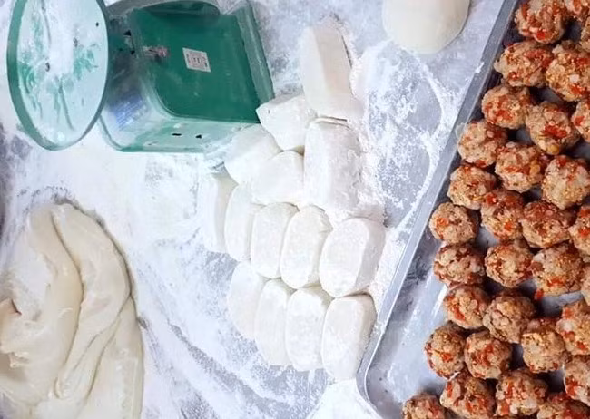 Bánh Trung Thu sớm đắt hàng giữa ngày nắng nóng 40 độ Banh Trung Thu som dat hang giua ngay nang nong 40 do