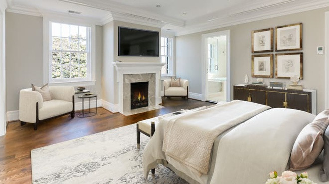 Phòng ngủ chính với tông trắng chủ đạo và lò sưởi đá cẩm thạch. Mỗi phòng đều có nhà tắm và phòng thử đồ riêng. Ảnh: Courtesy Ryan Corey.