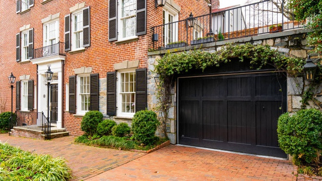 Ngôi biệt thự này nằm trong khu dân cư trí thức, an ninh cao và gần những nhiều địa điểm giải trí, di tích nổi tiếng của Washington D.C. Ảnh: Courtesy Ryan Corey.