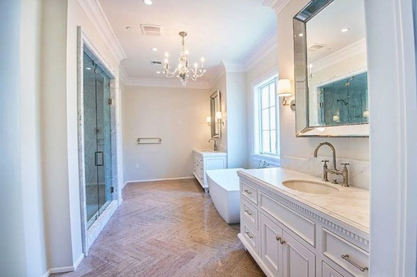 Các phòng tắm sang trọng được trang bị đầy đủ các tiện ích cao cấp cần thiết và chia thành nhiều khu vực riêng biệt.