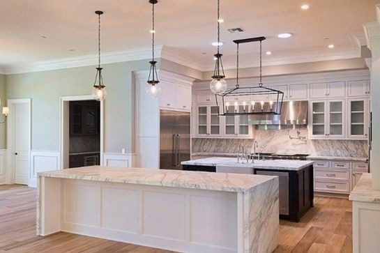 Nhà bếp sang trọng, thông thoáng, được trang bị nhiều công cụ nấu nướng hiện đại. Sàn gỗ cứng đem đến cảm giác ấm cúng trong khi các nội thất bằng đá cẩm thạch mang lại những đường nét trang nhã.