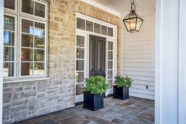 Ngôi nhà cung cấp nhiều không gian rộng lớn, thoáng đãng, và sáng sủa để cô bé Stormi có thể thoải mái vui chơi.