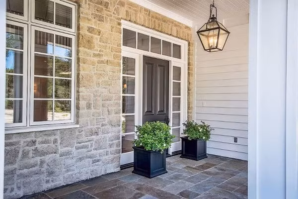 Ngôi nhà cung cấp nhiều không gian rộng lớn, thoáng đãng, và sáng sủa để cô bé Stormi có thể thoải mái vui chơi.