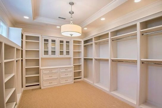 Một phòng thay đồ, với các tủ chứa quần áo là tiện nghi không thể thiếu đối với một ngôi sao truyền hình như Kylie Jenner.