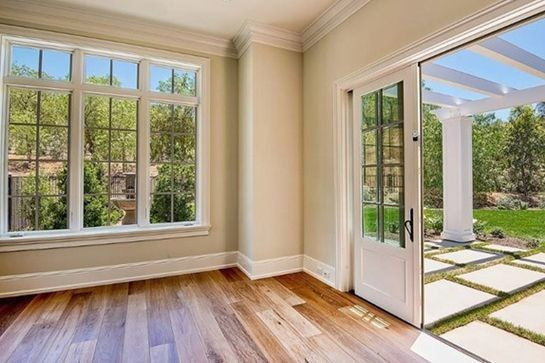 Biệt thự mang phong cách cởi mở, có diện tích khoảng 650 m2 với 6 phòng ngủ và 6 phòng tắm. Trong khuôn viên biệt thự còn có một nhà để xe rộng rãi, phù hợp cho Kylie Jenner chứa bộ sưu tập siêu xe thể thao của mình.