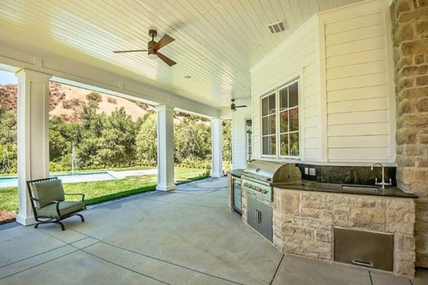 Lò nướng ngay dưới hiên nhà là không gian lý tưởng để tổ chức các bữa tiệc cùng gia đình, bạn bè.