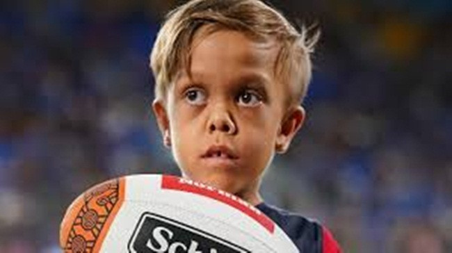 Quaden Bayles cũng chụp ảnh với huyền thoại boxing người Úc Bilal "Billy" Dib, ngôi sao Jessika Power khiến nhiều người cũng phải ghen tỵ.