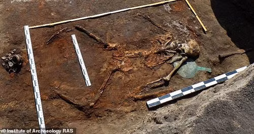 Phat hien hai cot nu chien binh huyen thoai 2.400 nam tuoi