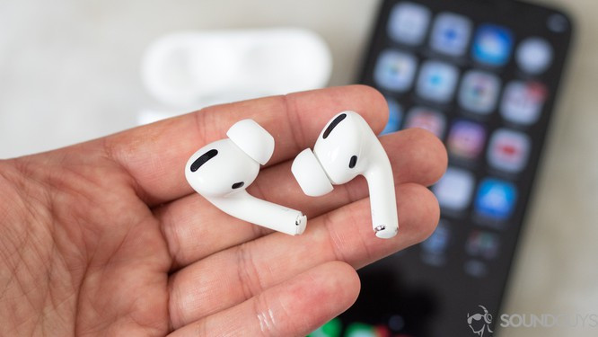 Apple AirPods Pro (Ảnh: Sound Guys) Airpods Pro sở hữu case được thiết kế nhỏ gọn, dễ dàng mở bằng một tay và có thể nhét gọn vào túi quần một cách thoải mái. Airpods Pro có khả năng kết nối với các thiết bị khác của Apple rất nhanh, người dùng chỉ cần mở nắp case tai nghe bên cạnh một thiết bị nào đó của Apple là đã có thể kết nối. Một điểm đặc biệt nữa được nâng cấp trên Airpods Pro đó chính là khả năng kết nối với nhiều thiết bị cùng lúc.