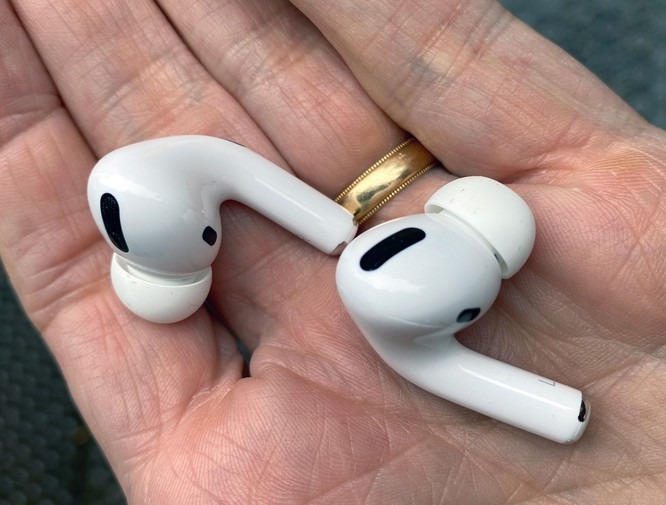 AirPods Pro cũng được trang bị tính năng chống ồn chủ động (Ảnh: Lifewire) Airpods Pro được trang bị tính năng chống ốn chủ động và tính năng xuyên âm. Đối với chế độ xuyên âm, người dùng khi đeo tai nghe vẫn có thể nghe được những âm thanh bên ngoài như tiếng còi xe hay tiếng người nói bên cạnh. Đây là tính năng rất phù hợp khi người dùng đang đi trên đường, trên tàu điện ngầm (cần phải nghe thông báo) hay khi nói chuyện với người nào đó trong lúc đeo tai nghe.