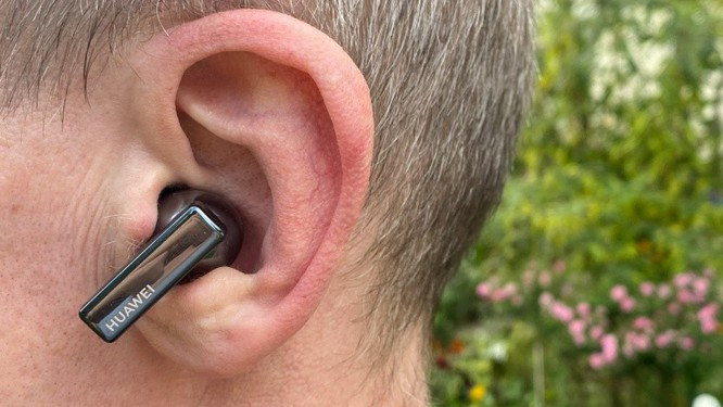 Huawei FreeBuds Pro đeo vừa vặn trên nhiều kích cỡ tai khác nhau (Ảnh: Golem) Chế độ tiếp theo là chế độ khử tiếng ồn thông thường. Với chếc độ này, Huawei FreeBuds Pro sẽ khử được những tiếng ồn bên ngoài trời, khử tiếng ồn ở những nơi đông người một cách hợp lý. Chế độ thứ 3 là chế độ "siêu khử ồn", chế độ này sẽ giúp Huawei FreeBuds Pro khử đi hoàn toàn những tạp âm ở bên ngoài, đem đến cho người dùng một không gian yên tĩnh. Huawei FreeBuds Pro có thể khử những tiếng ồn lên đến 40 db - đây là những âm thanh rất lớn như tiếng còi xe, công trường xây dựng v.v...