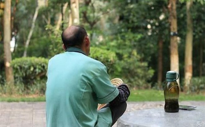 Ket hon voi cu ong 65 tuoi, co gai tre khien con trai cua chong 