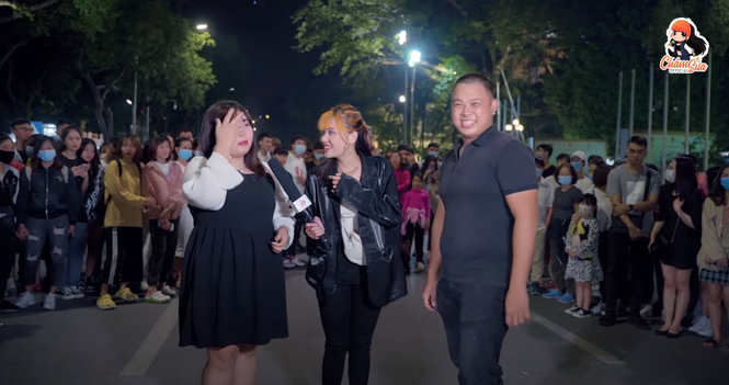 Bên cạnh nội dung thú vị, sự tự tin và độ “mặn mòi” của Châm Sứa luôn là yếu tố thu hút cộng đồng mạng tìm đến những video ghép đôi. Cô nàng có thể trò chuyện với người lạ một cách tự nhiên, gần gũi như bạn bè, xua tan đi bầu không khí ngượng ngùng giữa đám đông. Chính vì vậy, mỗi video có sự xuất hiện của cô nàng này luôn có lượt view cực cao, trung bình từ 2 - 4 triệu. Cũng từ đó mà nhiều biệt danh độc đáo mà dân tình dành tặng Châm Sứa như "cô nàng triệu view", "nữ hoàng đường phố" đã ra đời. Châm Sứa sở hữu một gương mặt xinh đẹp với sống mũi cao, đôi mắt to tròn và miệng cười quyến rũ. Thân hình cân đối với chiều cao ấn tượng cũng giúp cô nàng luôn tự tin trong mọi set đồ. Sắp tới, khán giả sẽ được chứng kiến cô nàng tham gia vào một dự án sitcom học đường mang tên “Siêu Quậy 12E2” với hình ảnh sắc sảo và đầy mới lạ. Thụt TV Thụt TV tên thật là Nguyễn Tiến Anh, sinh năm 1994. Cộng đồng mạng biết đến Thụt qua những video với những nội dung hấp dẫn và hài hước trên kênh YouTube của anh. Thụt cũng được người hâm mộ đặt cho biệt danh “trai hư” bởi các clip thử thách “bựa” của anh với phái nữ, khiến cho cộng đồng mạng nảy sinh những tranh cãi không ngớt.