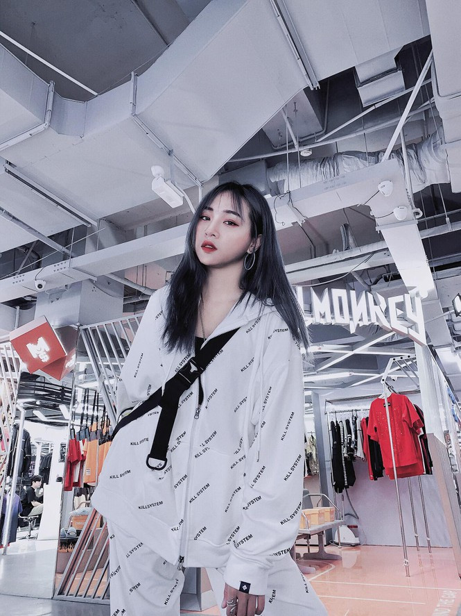 Sự tự tin, khéo léo và nụ cười duyên không chỉ giúp cho Thùy Dung cưa đổ “trót lọt” nhiều trai đẹp mà còn giúp cô thu về kha khá fan sau mỗi video clip. NTH Vlog NTH Vlog là Nguyễn Thanh Hà, còn gọi là Hà Híp, sinh năm 1997. Anh chàng sở hữu kênh YouTube có tới 354 nghìn người đăng kí, chuyên đăng tải các video clip ghép đôi đường phố.