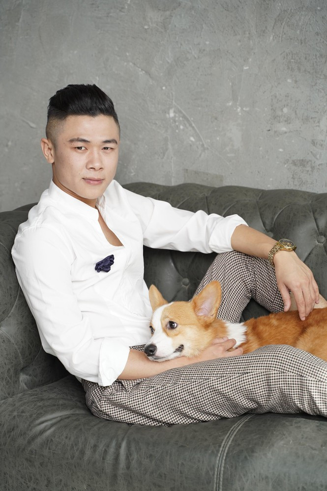 Sự sáng tạo và “liều lĩnh” cộp mác Thụt TV đem đến luồng gió mới cho các nội dung trên mạng xã hội, giúp người trẻ thoải mái và cởi mở với nhau hơn. Cao Việt Linh Có lẽ sẽ là một thiếu sót lớn nếu không nhắc tới anh chàng Cao Việt Linh, gương mặt quen thuộc với khán giả qua các phim ngắn, series hài hay video clip đường phố trên YouTube mà điển hình là loạt series Nối chữ. Cùng với Châm Sứa, anh cũng là một gương mặt nổi bật được đông đảo các bạn trẻ yêu thích mỗi lần xuất hiện trên phố đi bộ.