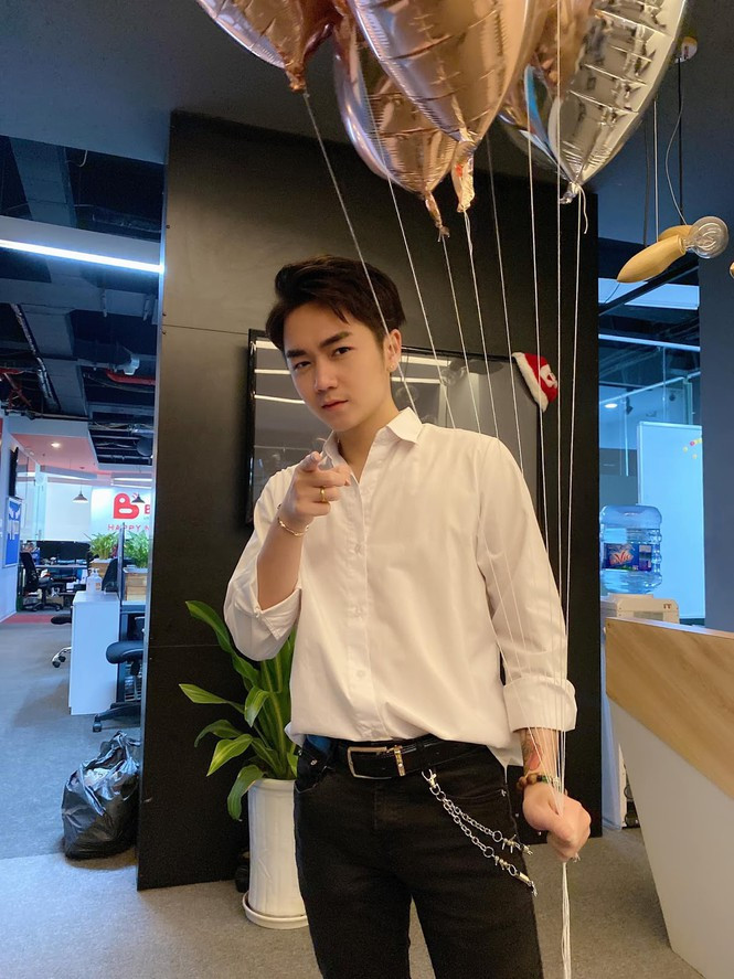 Anh chàng luôn biết cách khuấy đảo bầu không khí sao cho trở nên sôi động, thu hút sự chú ý của đám đông. Sự hoạt ngôn, nhanh nhẹn và nội dung đổi mới liên tục qua từng video clip cũng là yếu tố giúp Cao Việt Linh giữ chân người hâm mộ tại kênh của mình. Lacey Bibi Cùng với hội bạn thân Duy AV, Nga Pika, Mèo Sao Hỏa, Lacey Bibi là một cô nàng không còn xa lạ gì với những con nghiện TikTok. Cô nàng cũng thường xuyên xuất hiện trên YouTube với những video clip thử thách “trai lạ” đầy táo bạo.