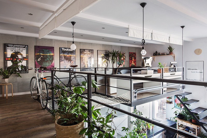 Xe đạp được cất giữ ở tầng lửng để phòng khách gọn gàng./.