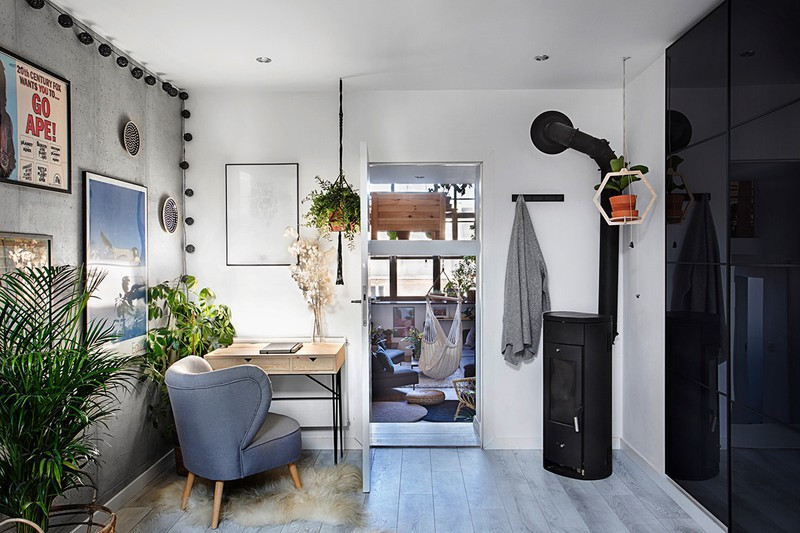 Phòng làm việc hướng ra phòng khách, có thể đóng lại khi cần sự yên tĩnh.