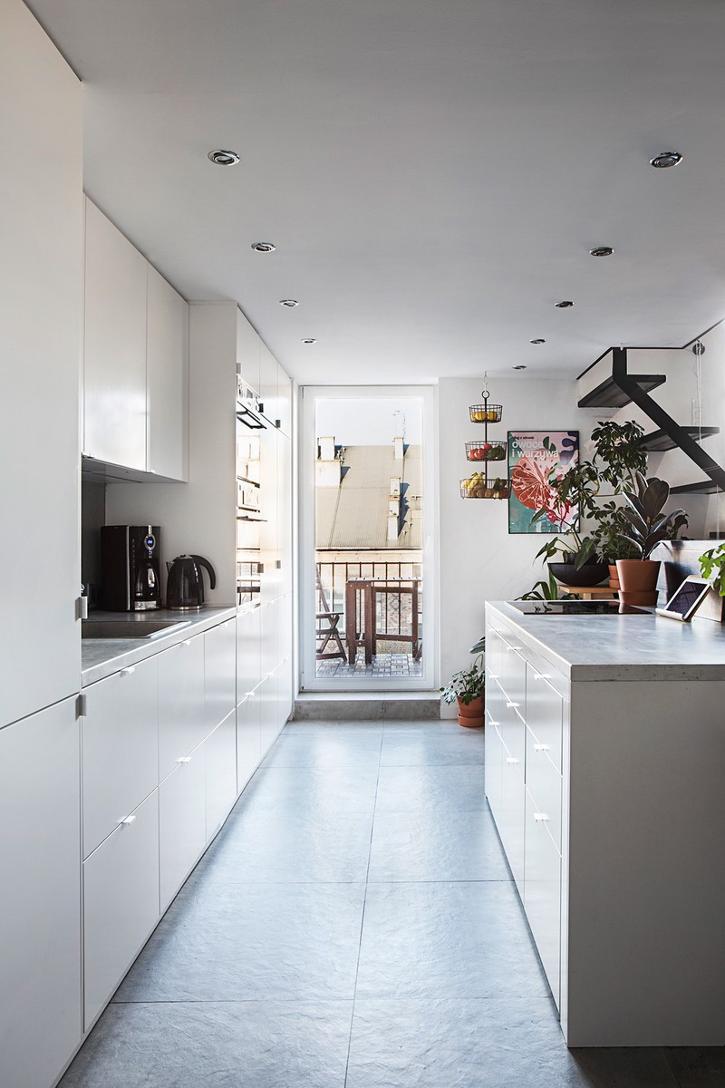 Bếp sơn màu trắng mang hiệu ứng về ánh sáng và tăng sự rộng rãi cho không gian.